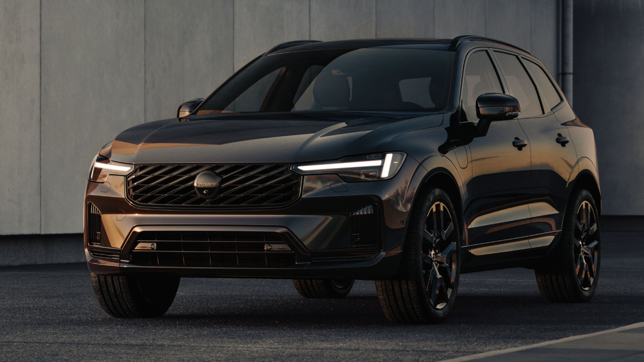 Вид спереди обновленного Volvo XC60 Black Edition
