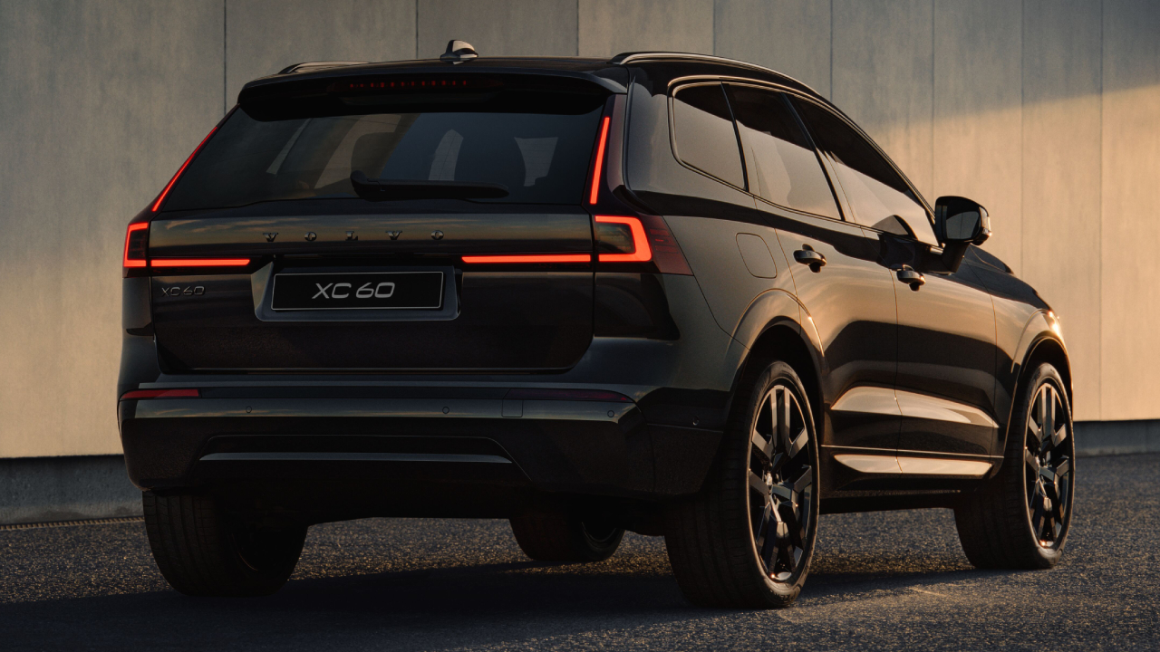 Вид сзади обновленного Volvo XC60 Black Edition