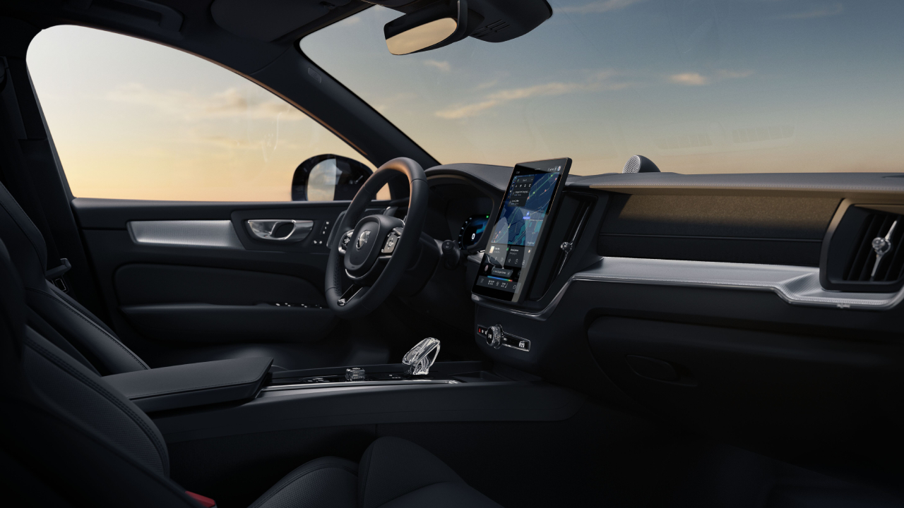 Панель приборов обновленного Volvo XC60 Black Edition