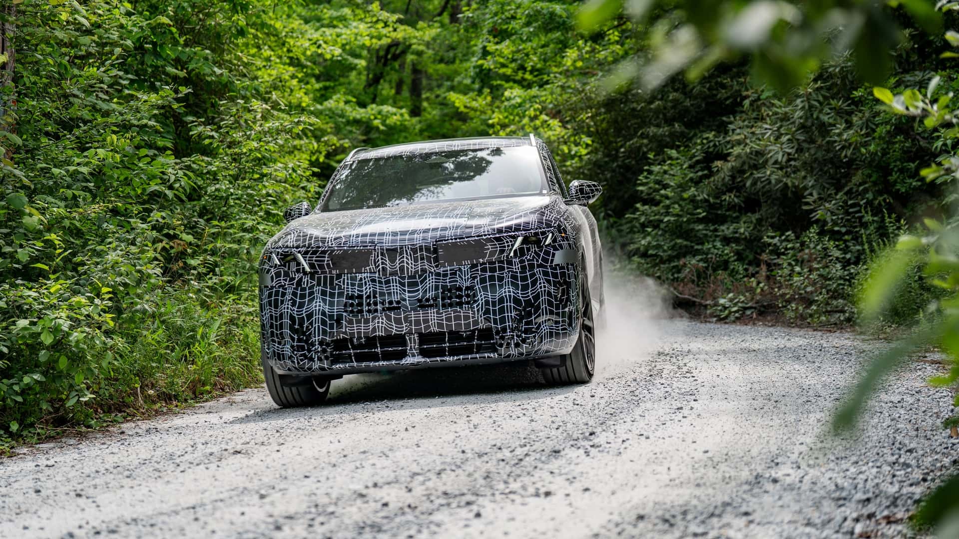 Фронтальний вигляд BMW X5 на пустельній дорозі