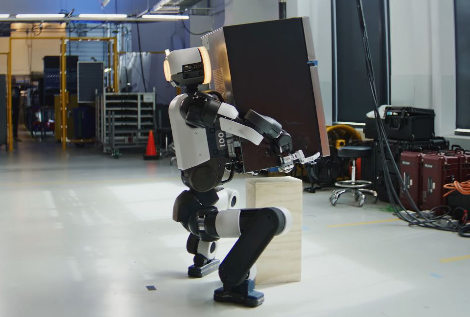Atlas démontre ses capacités de manutention de charges lourdes. Photo : Boston Dynamics