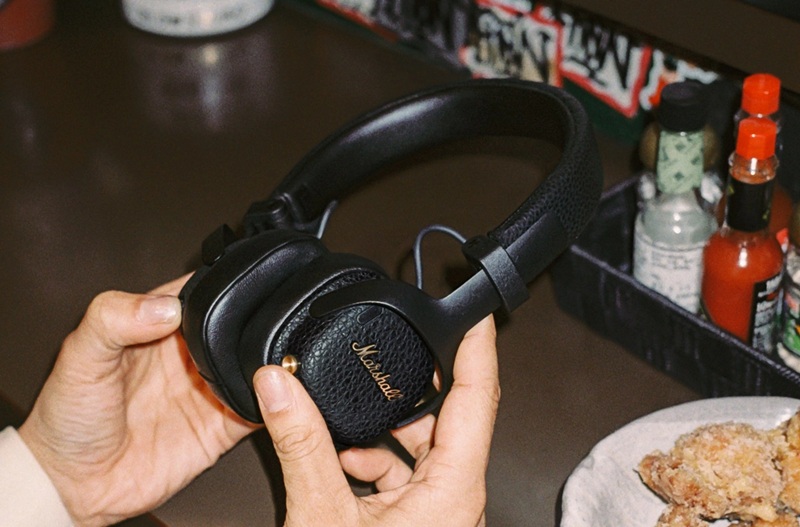 Le Marshall Milton A.N.C. reprend les codes esthétiques de la marque avec ses coques carrées et sa texture Tolex.