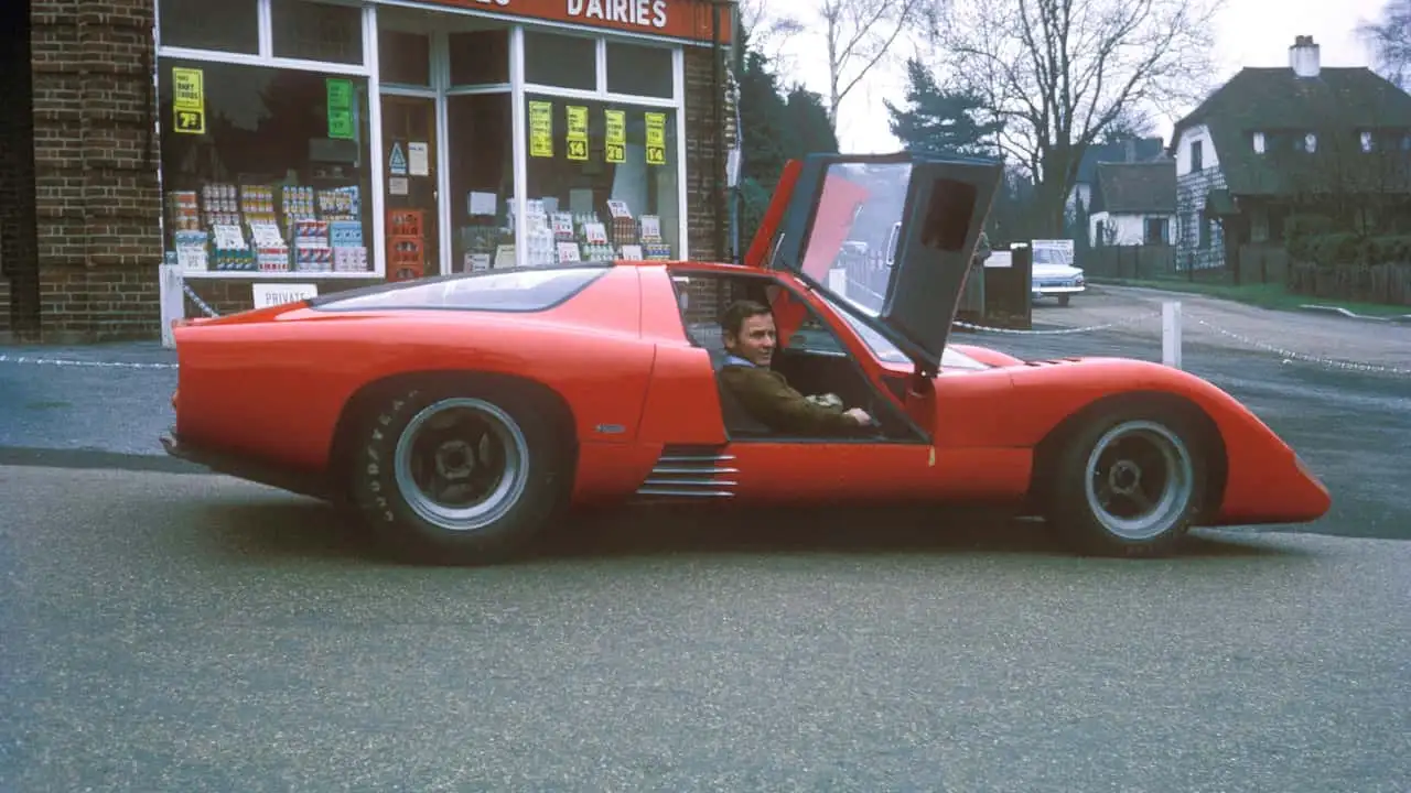 McLaren M6GT в гараже