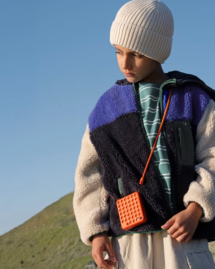Freckle phone детей на прогулке