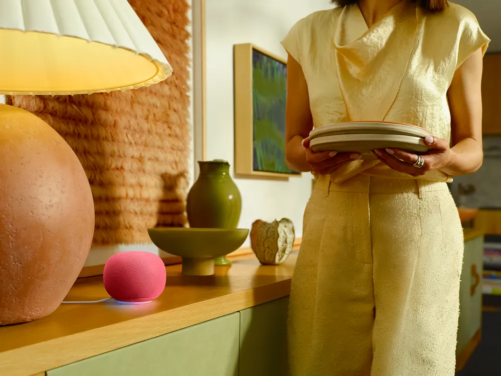 Колонка Google Home Speaker с футуристичным световым кольцом