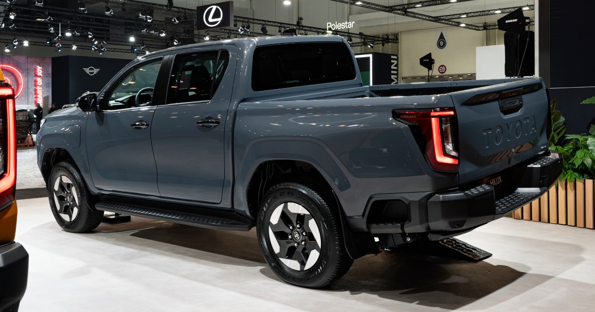 Toyota Hilux 2026 - електромобіль задній вигляд