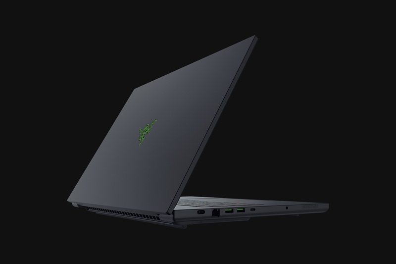 Вид ноутбука Razer Blade 18