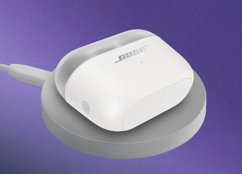 Les Bose Sport Open Earbuds adoptent une boucle en silicone souple pour se fixer sur le pavillon de l'oreille.
