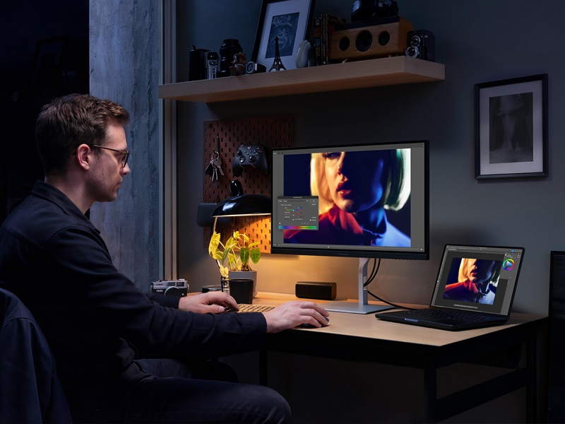 Монітор ViewSonic VP2766-2K на робочому столі