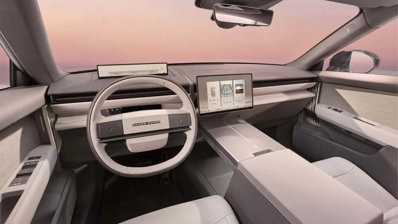 Digital instrument cluster in Range Rover GT