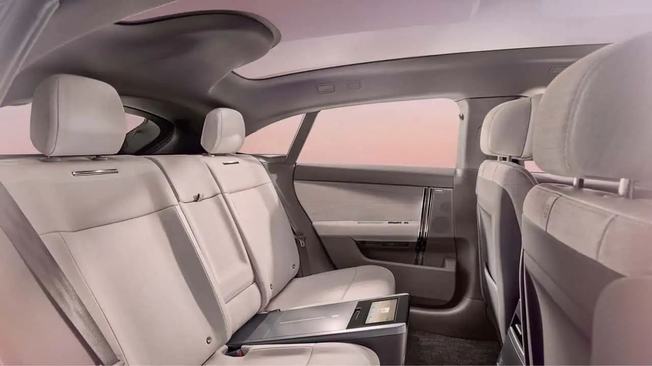 Compact touch screen display in Range Rover GT