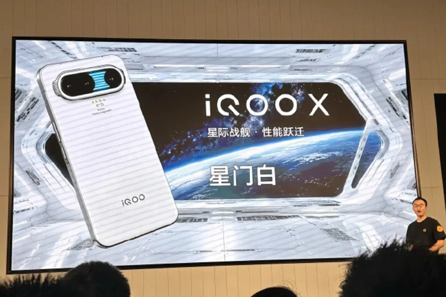 iQOO X вигляд з іншого боку