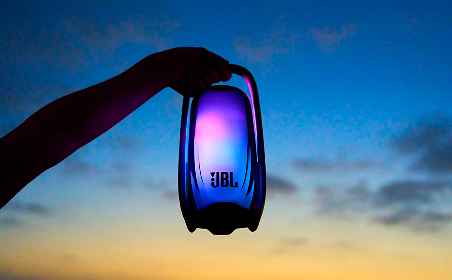 JBL Pulse 6 lifestyle 01