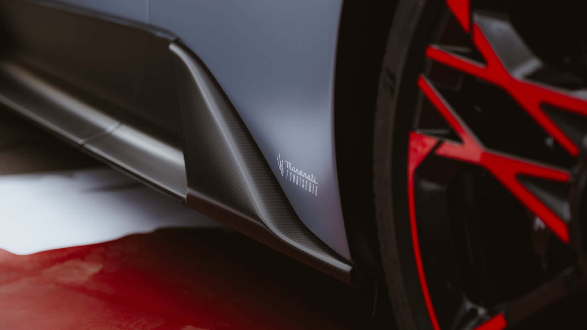 Красные диски и карбон на Maserati