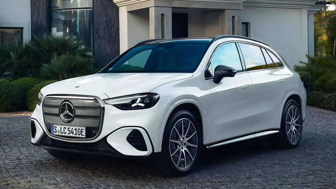 Электрический кроссовер Mercedes-Benz GLC в профиле
