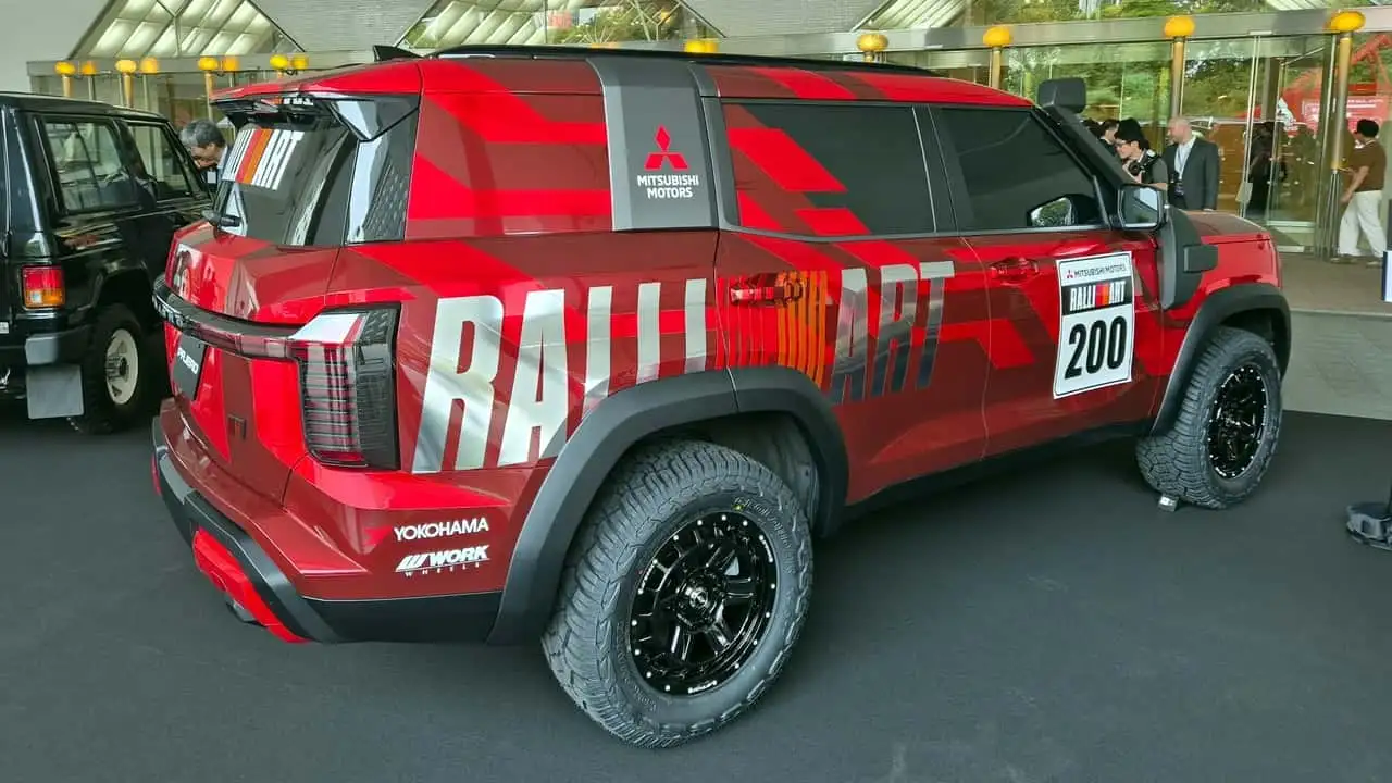 Mitsubishi Pajero Sport Ralliart Concept, наклейки та деталі