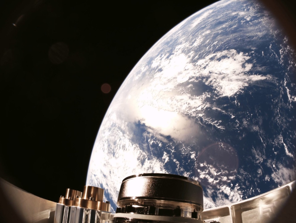 Le propulseur Starlight fonctionnant au zinc, photographié en orbite par la caméra embarquée du satellite SERT-III. Illustration : Muon Space