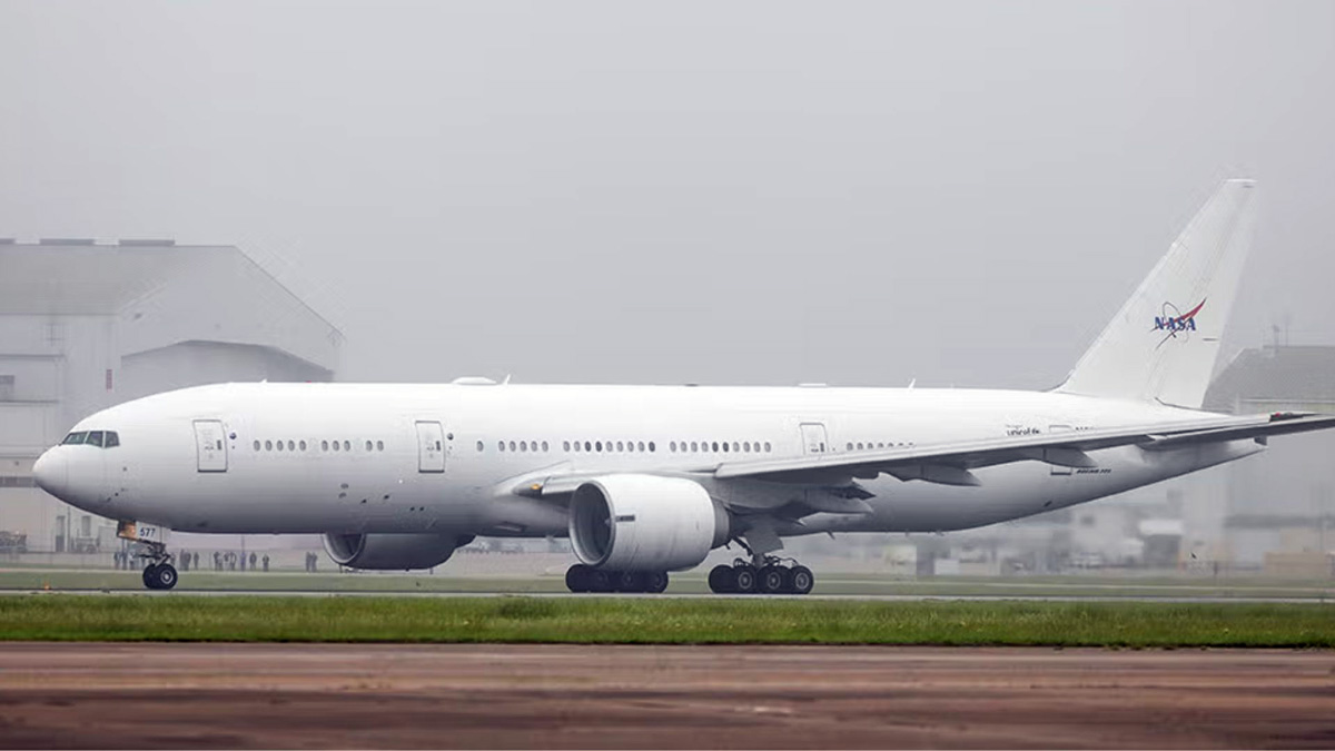 Науковий літак NASA Boeing 777 на аеродромі