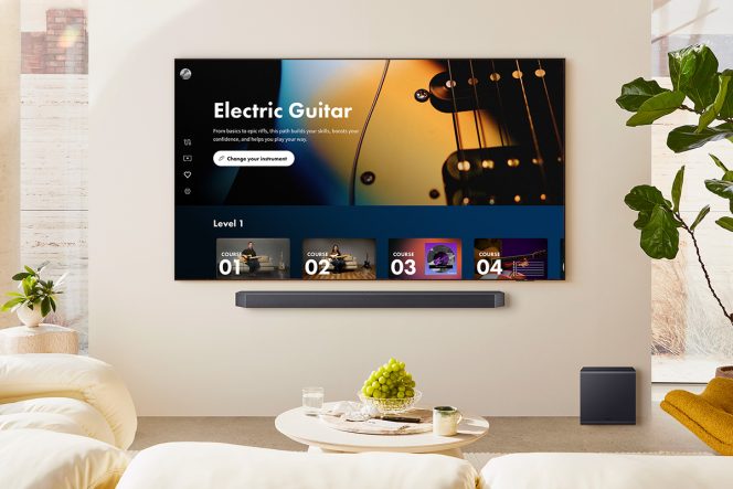 Телевизор Samsung с интерфейсом Fender Play на экране