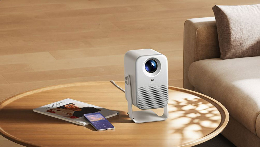 Le gimbal métallique intégré permet d'orienter le projecteur à 360° sans support.