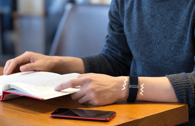 The Rogbid Loop W has no display and alerts the wearer by vibration.