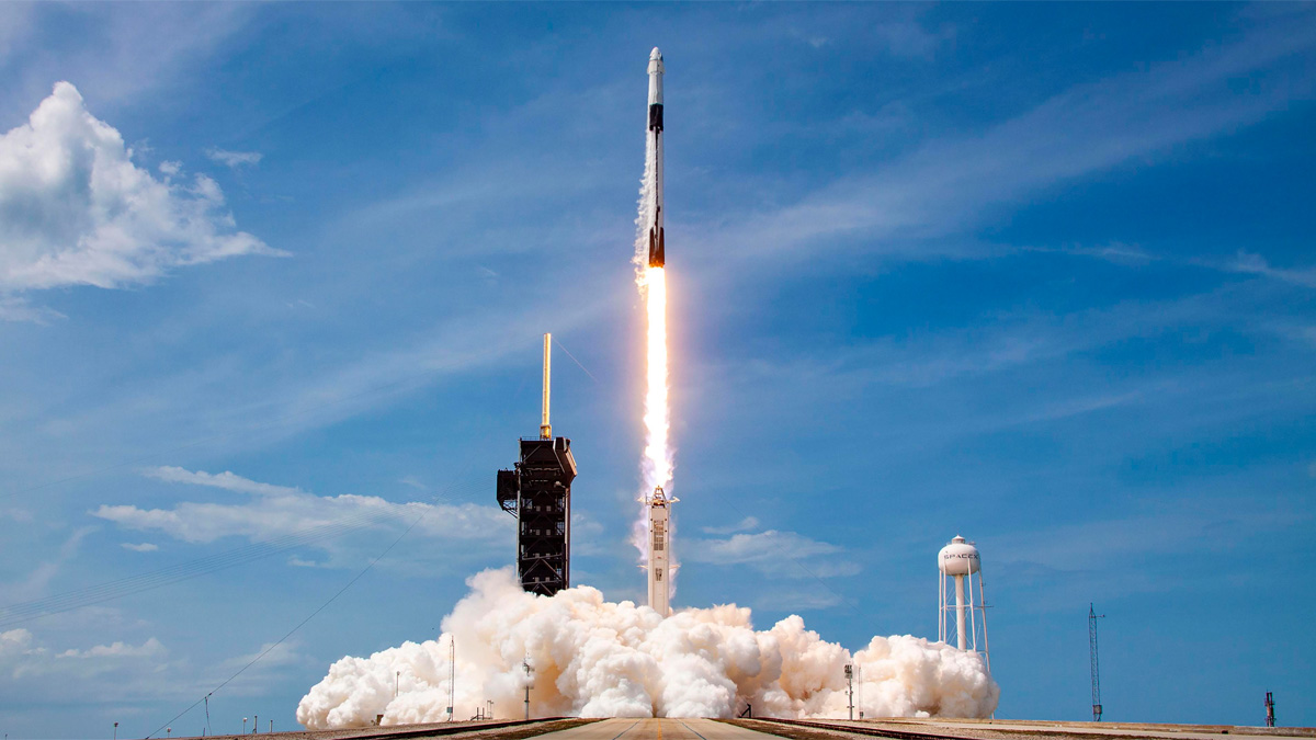 Falcon 9 запускає корабель Dragon на МКС