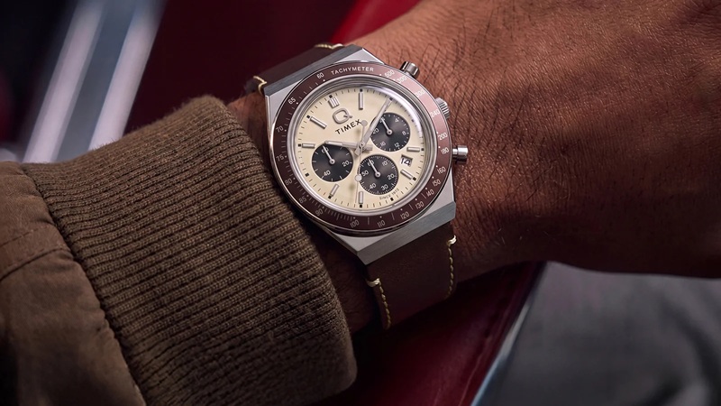 Timex Q Chronograph модель с ледяным голубым циферблатом