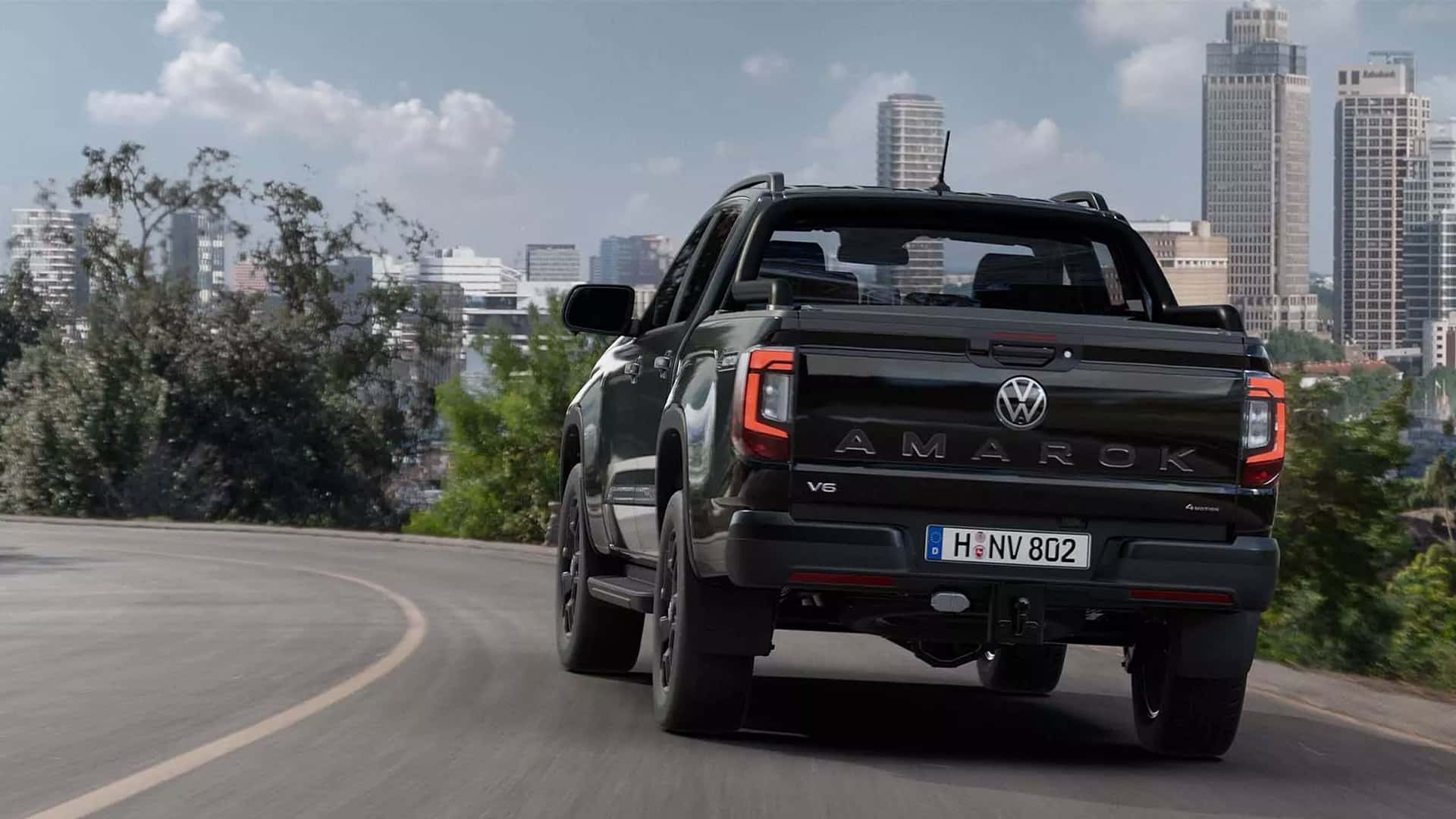 Черный Volkswagen Amarok Dark Label на дороге