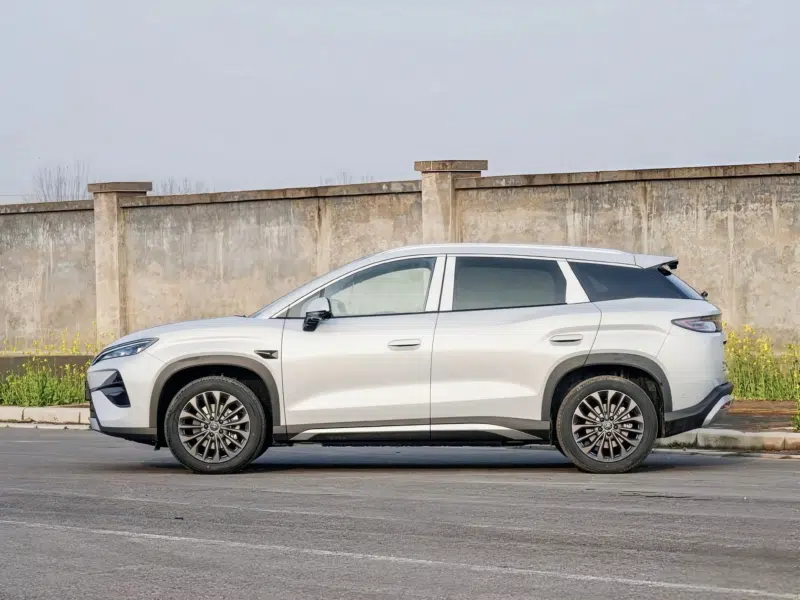 BYD Song Ultra EV серійна версія бічний вигляд
