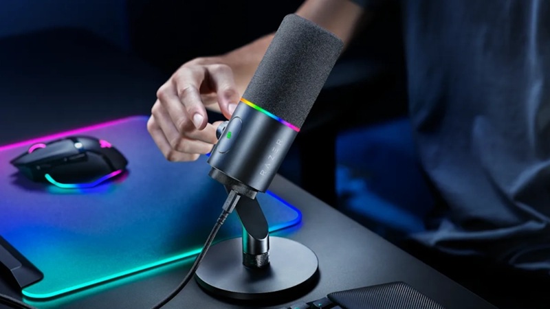 The Razer Seiren V3 Pro features a 30mm dynamic capsule and a capacitive Tap-to-Mute sensor on the top panel.